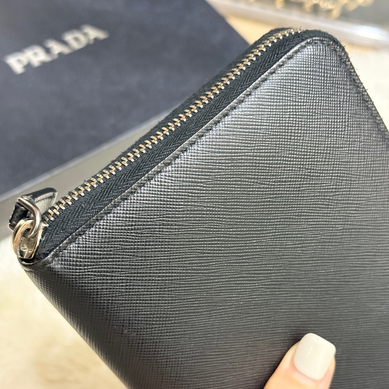 未使用閑置品✨專櫃近4萬🏅商務人士必備的Prada黑色防刮牛皮拉鍊長夾  商務長夾 護照錢包 卡層多 有拉鍊零錢袋-43