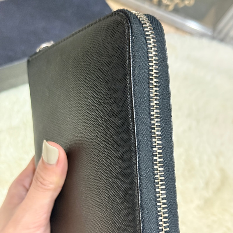 未使用閑置品✨專櫃近4萬🏅商務人士必備的Prada黑色防刮牛皮拉鍊長夾  商務長夾 護照錢包 卡層多 有拉鍊零錢袋-44