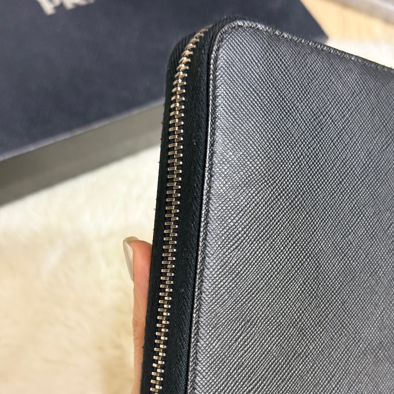 未使用閑置品✨專櫃近4萬🏅商務人士必備的Prada黑色防刮牛皮拉鍊長夾  商務長夾 護照錢包 卡層多 有拉鍊零錢袋-47