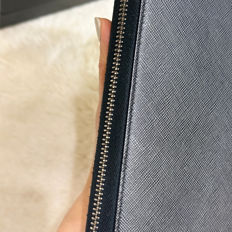 未使用閑置品✨專櫃近4萬🏅商務人士必備的Prada黑色防刮牛皮拉鍊長夾  商務長夾 護照錢包 卡層多 有拉鍊零錢袋-48