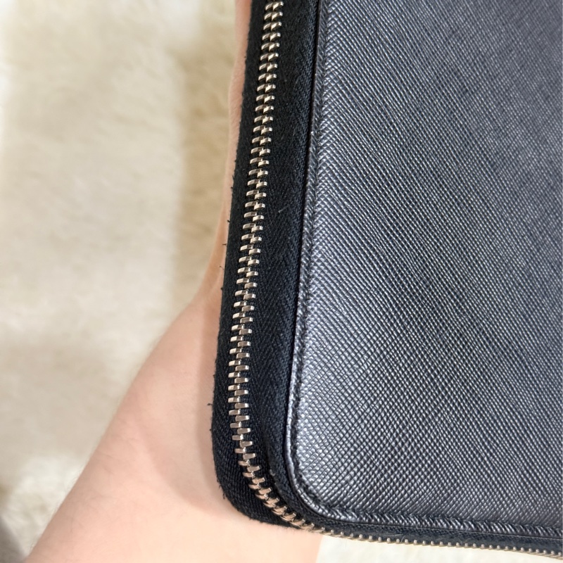 未使用閑置品✨專櫃近4萬🏅商務人士必備的Prada黑色防刮牛皮拉鍊長夾  商務長夾 護照錢包 卡層多 有拉鍊零錢袋-49