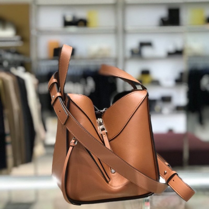 🎊佳節特賣🎁Loewe 經典小牛皮 Compact Hammock 吊床包 焦糖色-2