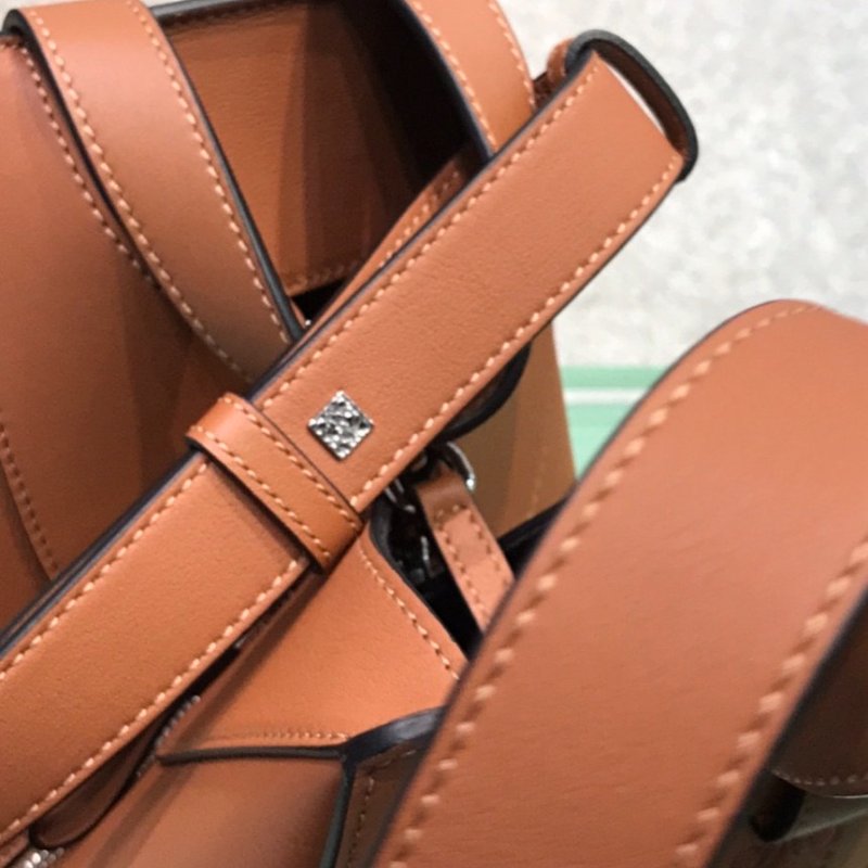 🎊佳節特賣🎁Loewe 經典小牛皮 Compact Hammock 吊床包 焦糖色-5