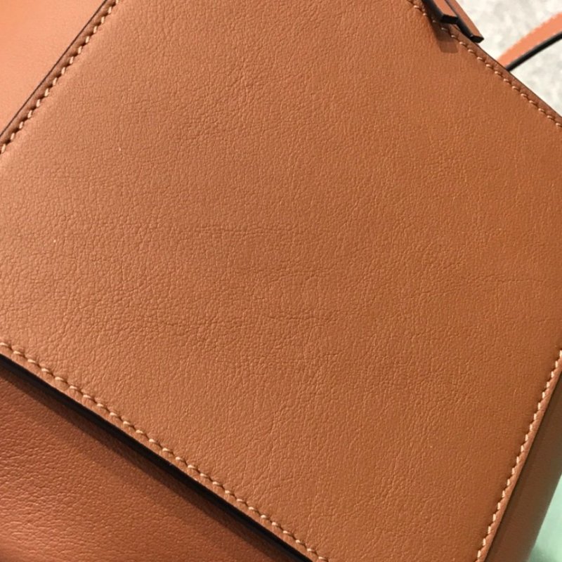 🎊佳節特賣🎁Loewe 經典小牛皮 Compact Hammock 吊床包 焦糖色-6