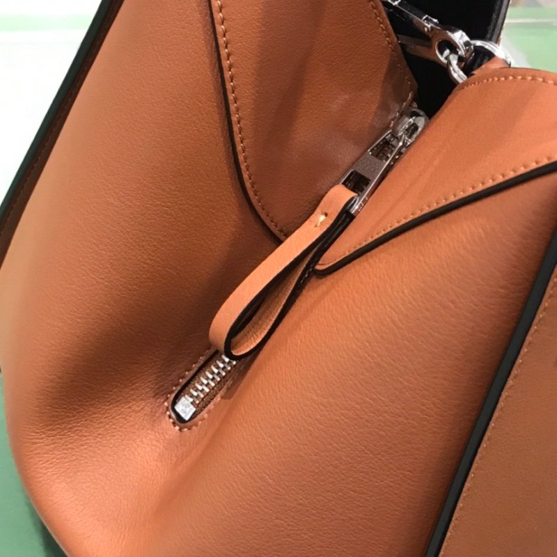 🎊佳節特賣🎁Loewe 經典小牛皮 Compact Hammock 吊床包 焦糖色-7