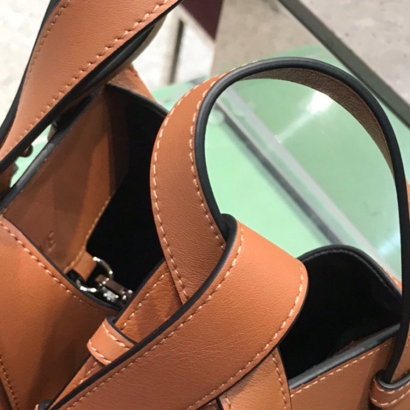 🎊佳節特賣🎁Loewe 經典小牛皮 Compact Hammock 吊床包 焦糖色-8