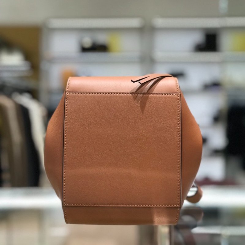 🎊佳節特賣🎁Loewe 經典小牛皮 Compact Hammock 吊床包 焦糖色-9