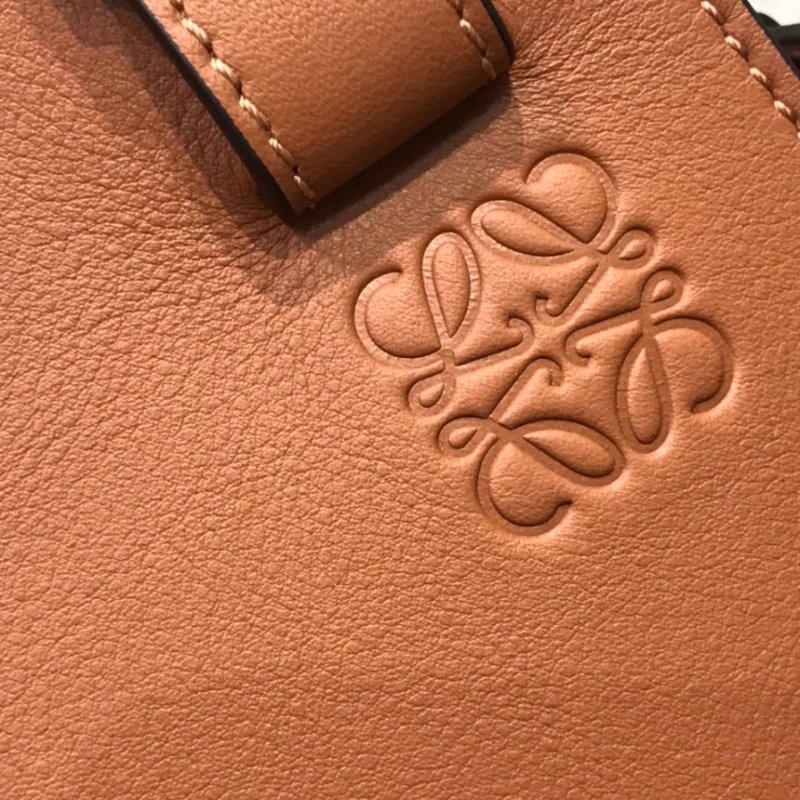 🎊佳節特賣🎁Loewe 經典小牛皮 Compact Hammock 吊床包 焦糖色-10