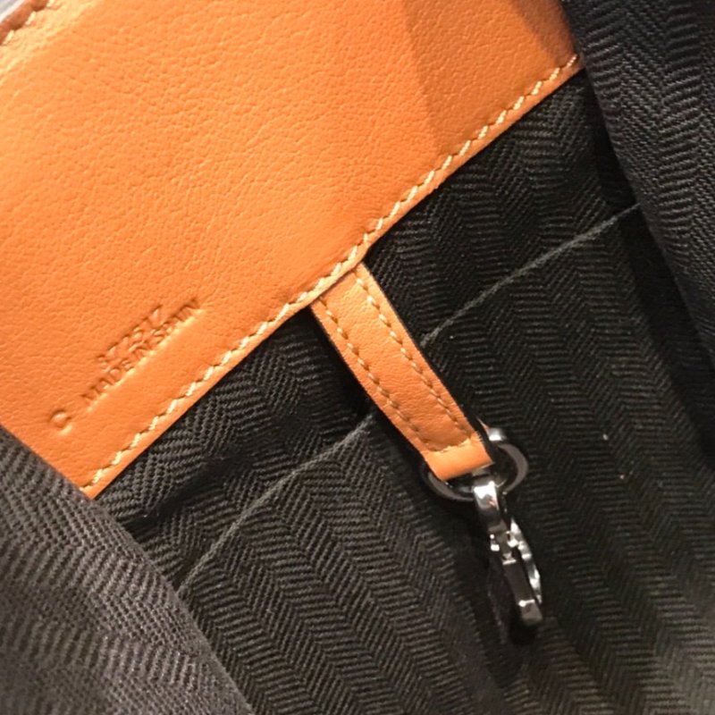 🎊佳節特賣🎁Loewe 經典小牛皮 Compact Hammock 吊床包 焦糖色-12