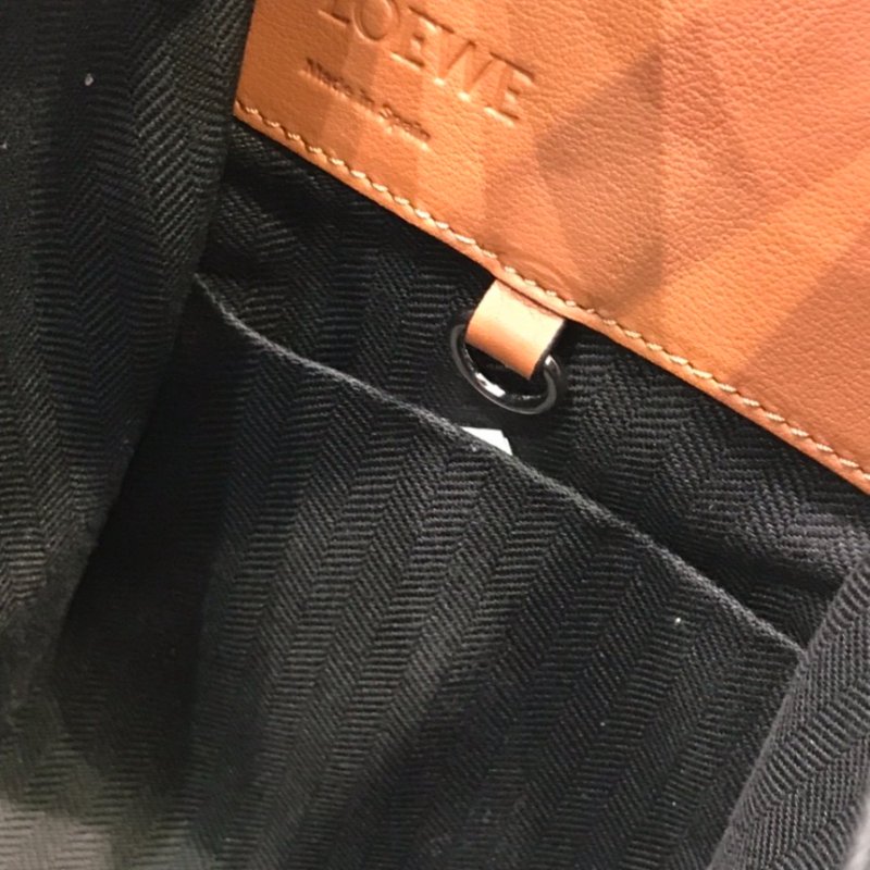 🎊佳節特賣🎁Loewe 經典小牛皮 Compact Hammock 吊床包 焦糖色-13