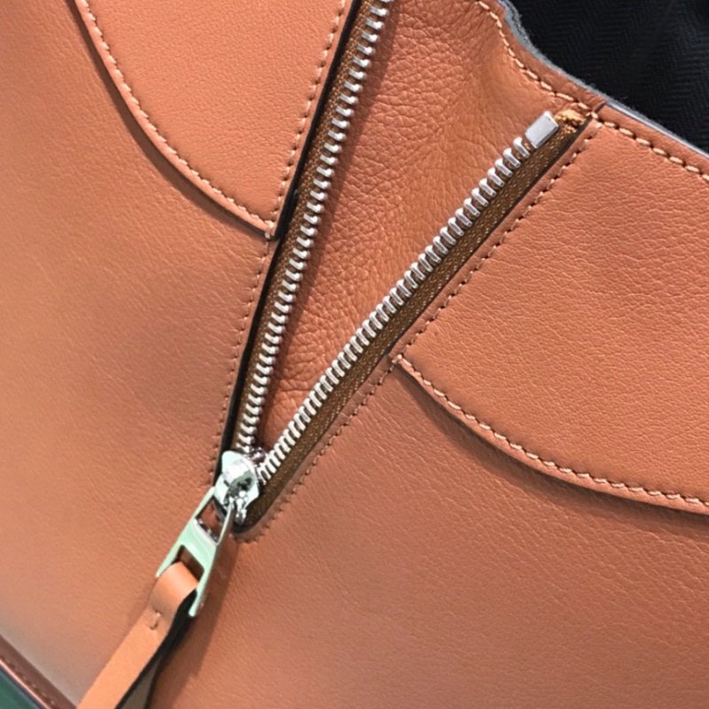 🎊佳節特賣🎁Loewe 經典小牛皮 Compact Hammock 吊床包 焦糖色-15