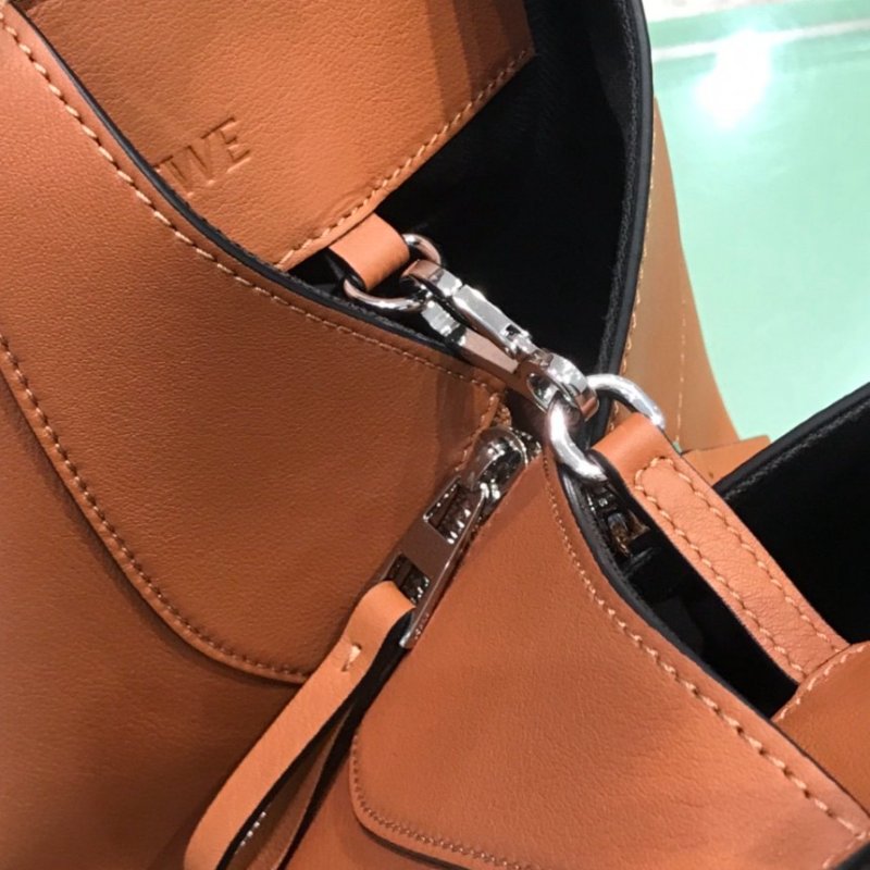 🎊佳節特賣🎁Loewe 經典小牛皮 Compact Hammock 吊床包 焦糖色-16