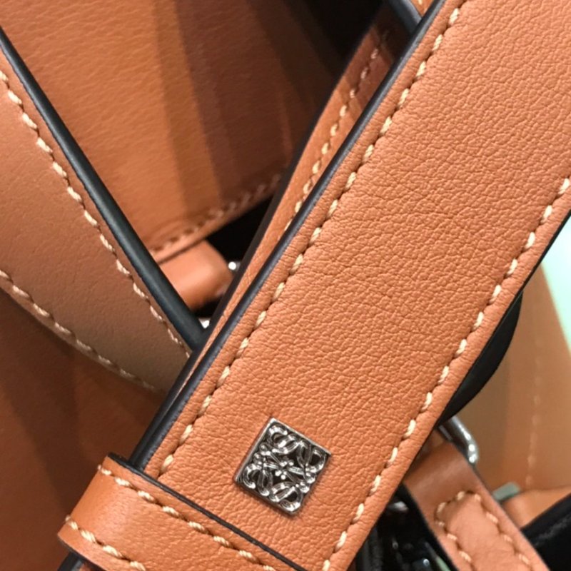 🎊佳節特賣🎁Loewe 經典小牛皮 Compact Hammock 吊床包 焦糖色-17