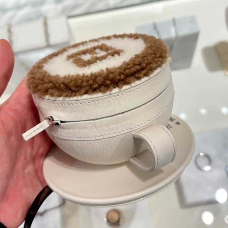 🎉新品好折扣✨Fendi 7AS402 卡布奇諾造型零錢包吊飾 拿鐵咖啡色-4