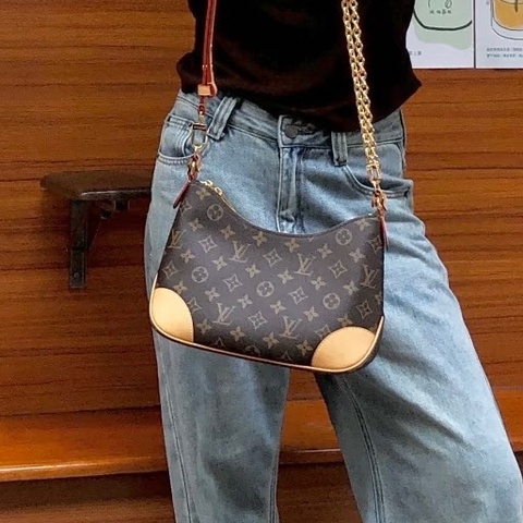人氣經典款✨99新🆕原價9w+😍LV路易威登Boulogne老花金扣牛角包單肩斜挎包