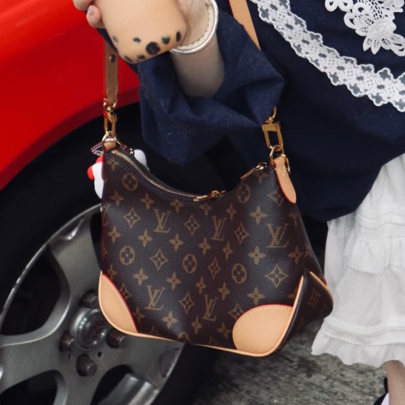 人氣經典款✨99新🆕LV路易威登Boulogne老花金扣牛角包單肩斜挎包-1