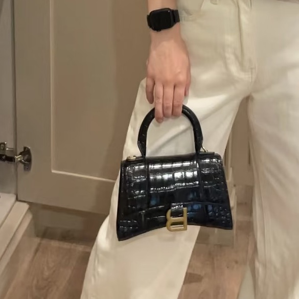 俐落必收款✨99新🈶購證😍BalenciagaXS黑金鱷魚壓紋沙漏包手提包-0