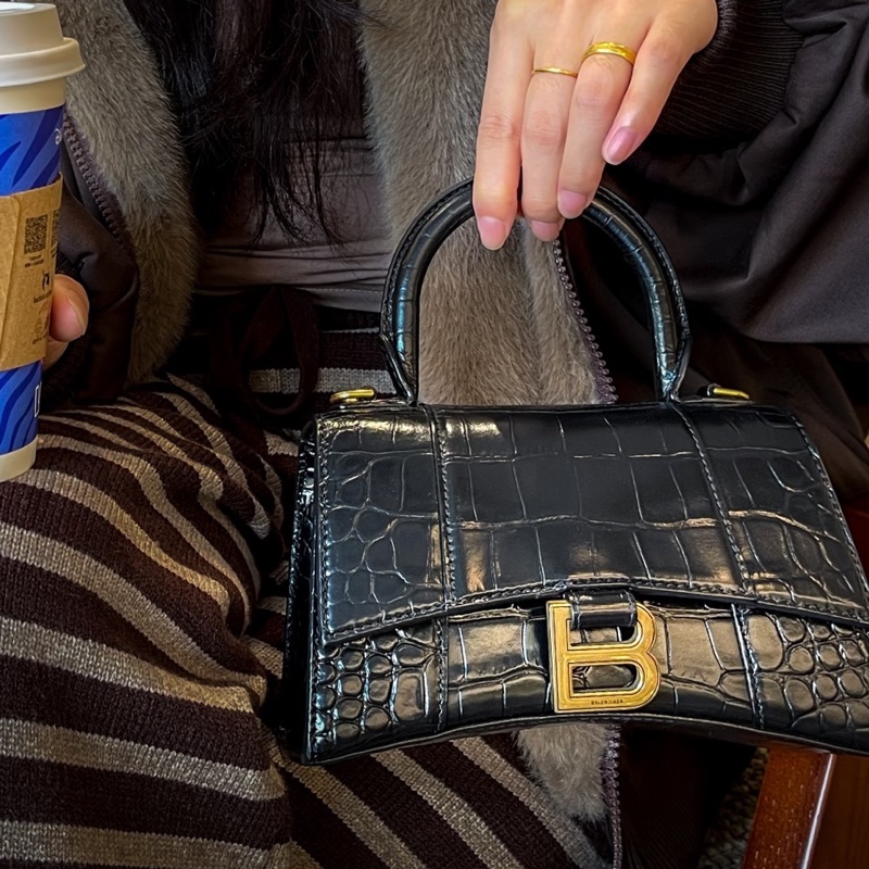 俐落必收款✨99新🈶購證😍BalenciagaXS黑金鱷魚壓紋沙漏包手提包-4