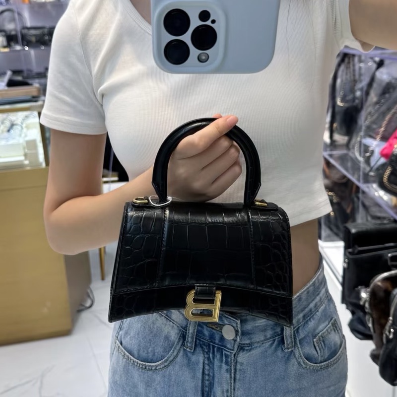 俐落必收款✨99新🈶購證😍BalenciagaXS黑金鱷魚壓紋沙漏包手提包-6