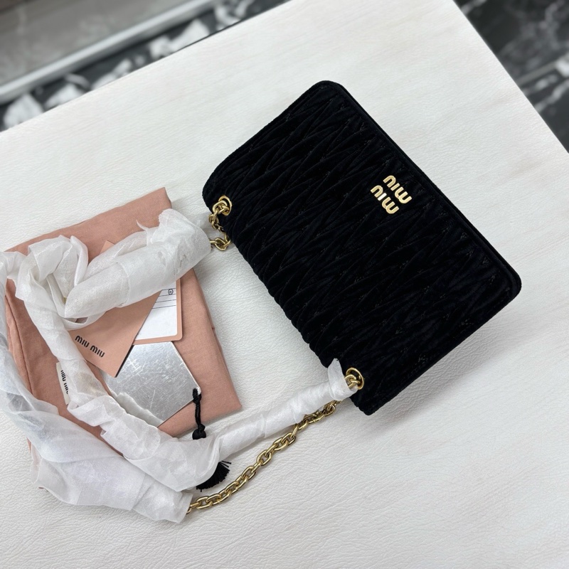 Miumiu 黑金絲絨 翻蓋鏈條單肩斜挎包 尺寸約19*12.5 附件卡冊、鏡子、塵袋。-0