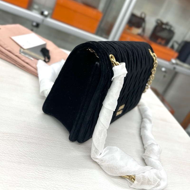 Miumiu 黑金絲絨 翻蓋鏈條單肩斜挎包 尺寸約19*12.5 附件卡冊、鏡子、塵袋。-2