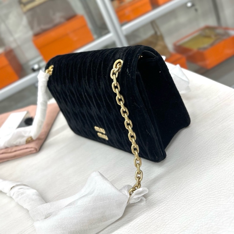 Miumiu 黑金絲絨 翻蓋鏈條單肩斜挎包 尺寸約19*12.5 附件卡冊、鏡子、塵袋。-3