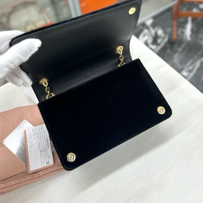 Miumiu 黑金絲絨 翻蓋鏈條單肩斜挎包 尺寸約19*12.5 附件卡冊、鏡子、塵袋。-6