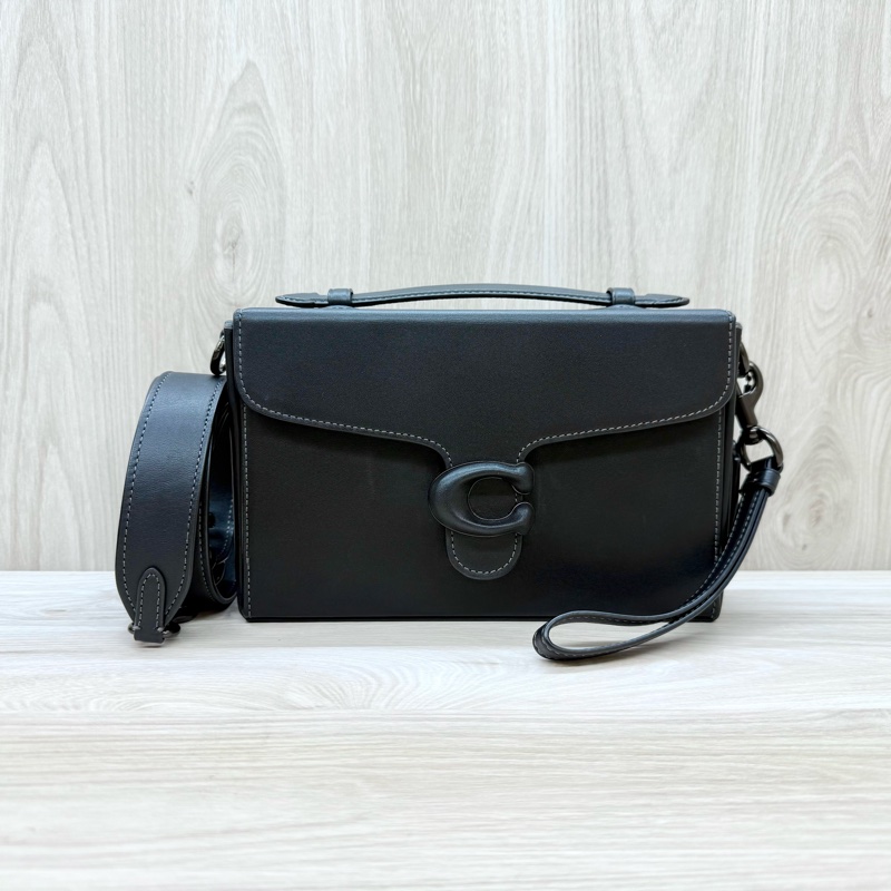 COACH包包黑牛皮黑釦方箱形下蓋側背包-0