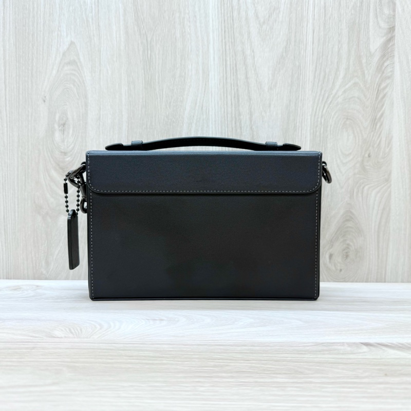 COACH包包黑牛皮黑釦方箱形下蓋側背包-1