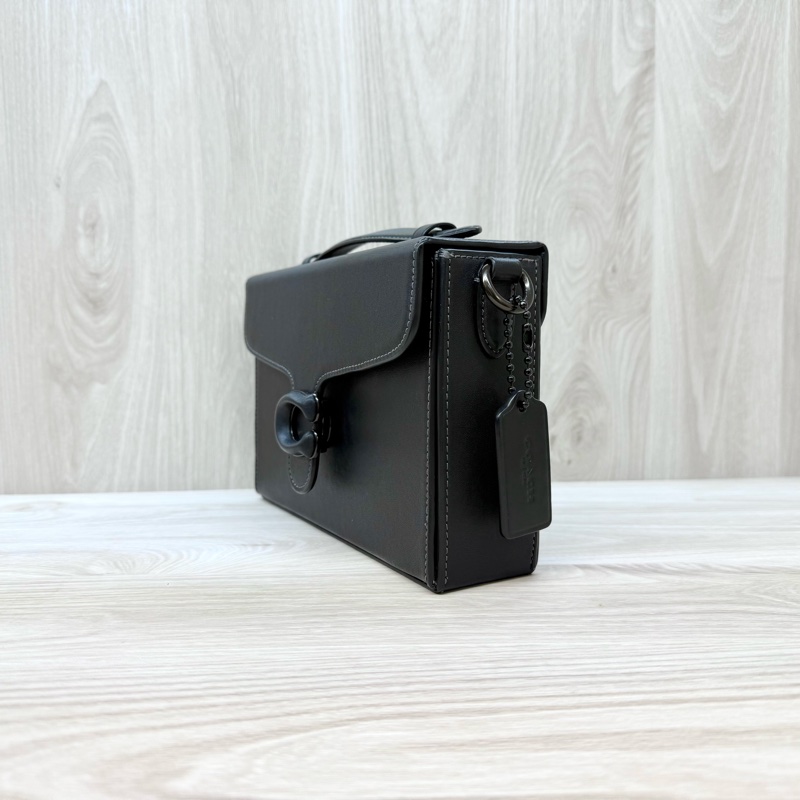 COACH包包黑牛皮黑釦方箱形下蓋側背包-2