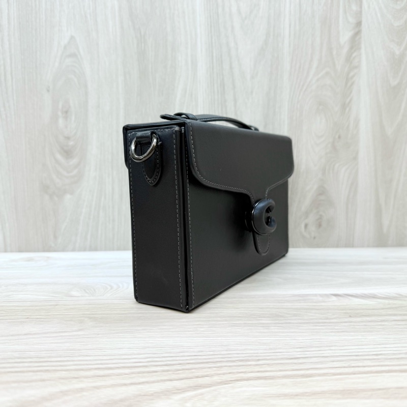 COACH包包黑牛皮黑釦方箱形下蓋側背包-3