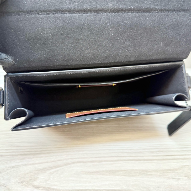 COACH包包黑牛皮黑釦方箱形下蓋側背包-6