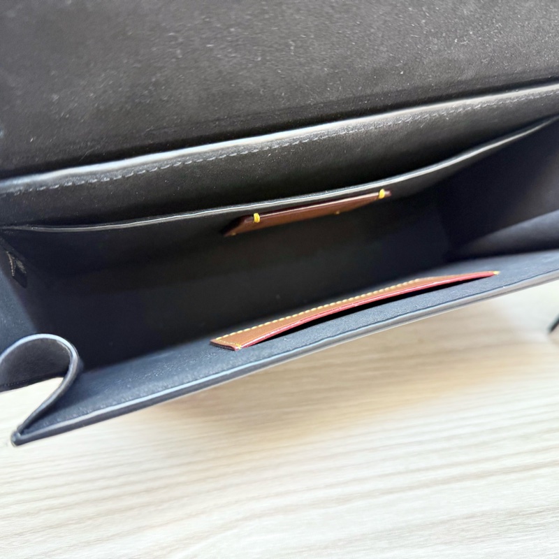 COACH包包黑牛皮黑釦方箱形下蓋側背包-7