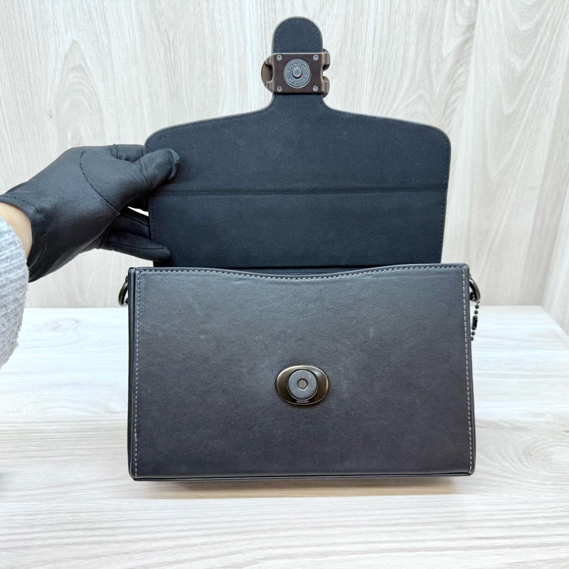 COACH包包黑牛皮黑釦方箱形下蓋側背包-8