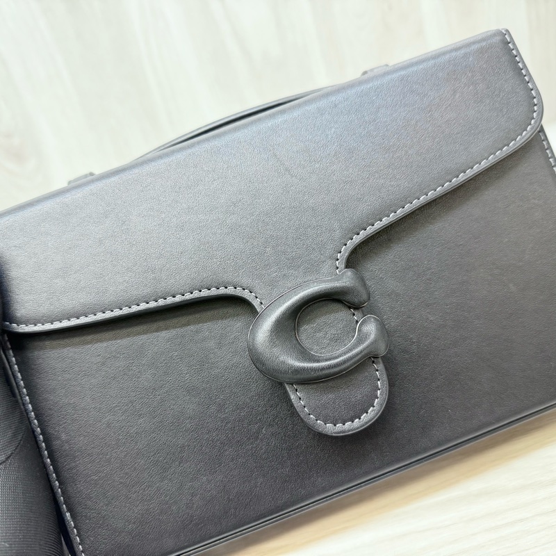 COACH包包黑牛皮黑釦方箱形下蓋側背包-9