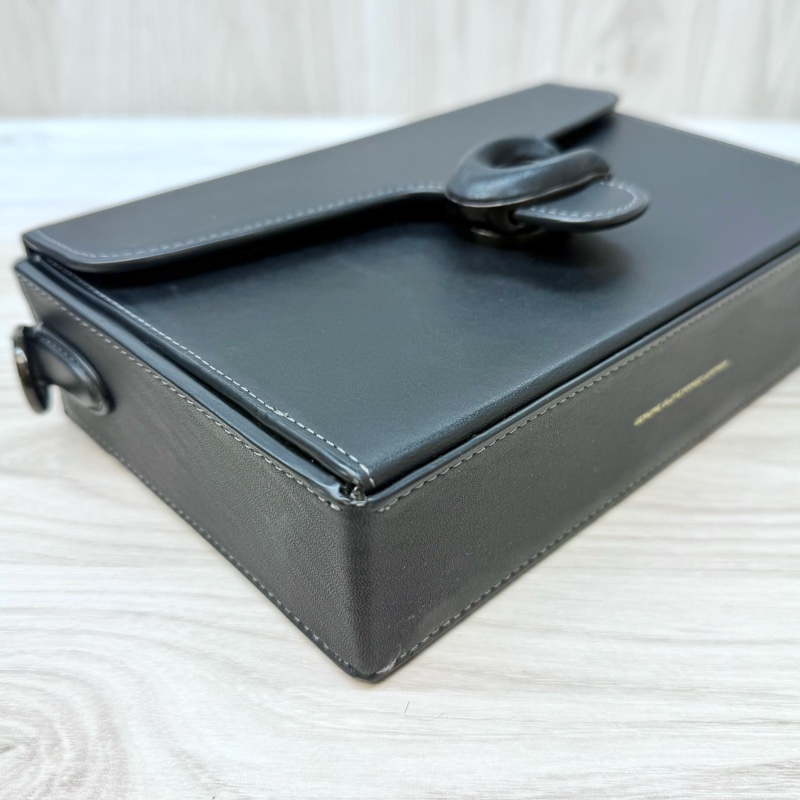 COACH包包黑牛皮黑釦方箱形下蓋側背包-11