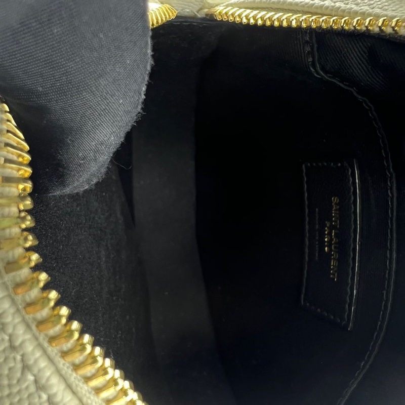 聖羅蘭 YSL 圓餅肩袋魚子醬皮紋白色-13