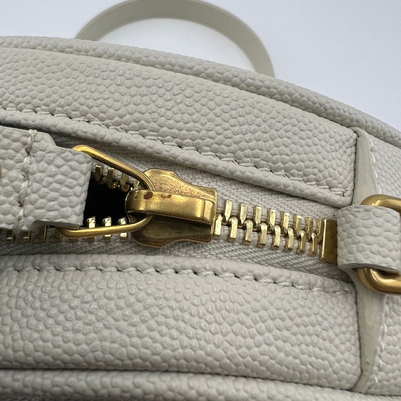 聖羅蘭 YSL 圓餅肩袋魚子醬皮紋白色-14