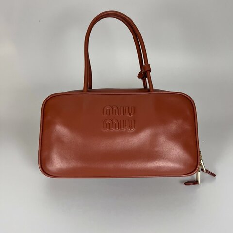MIUMIU 5BB172 干邑色皮Beau 革手挽袋包
