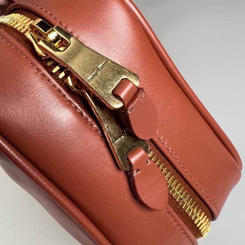 MIUMIU 5BB172 干邑色皮Beau 革手挽袋包-11