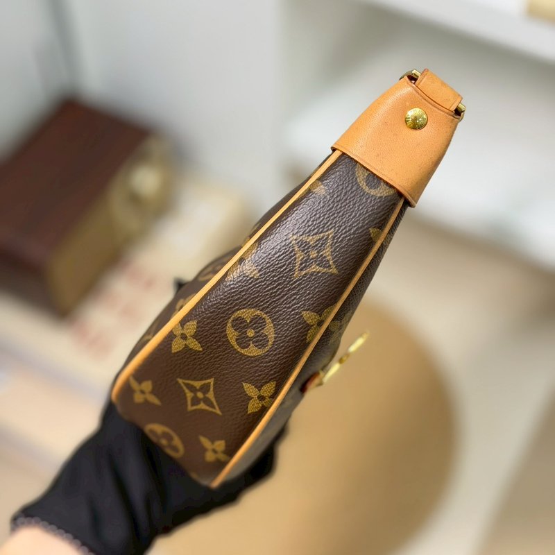 (🤍超甜分享價🤍)🏷LV 路易威登．Loop 月亮包/碗豆包 芯片款 M81098-2