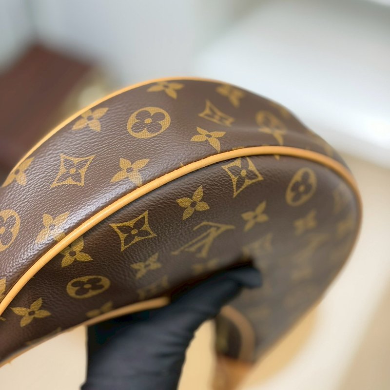 (🤍超甜分享價🤍)🏷LV 路易威登．Loop 月亮包/碗豆包 芯片款 M81098-6