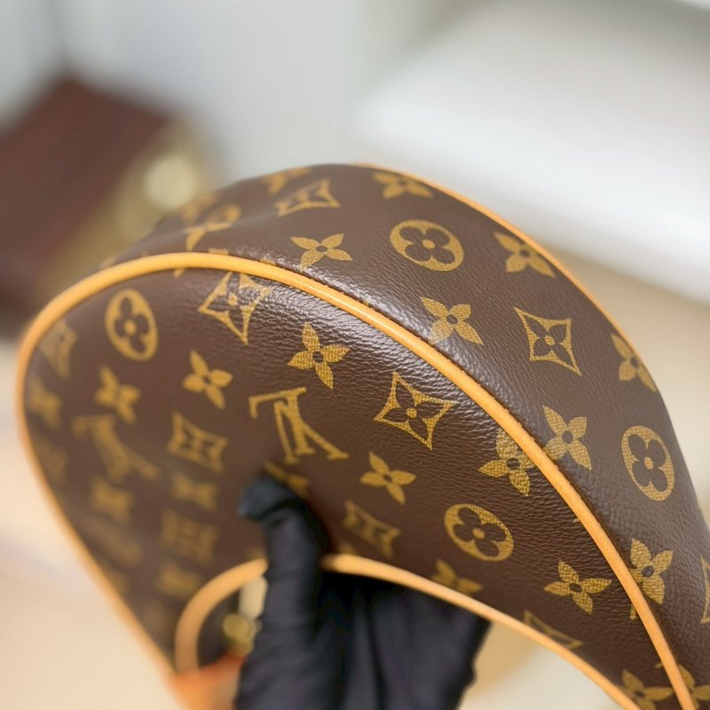 (🤍超甜分享價🤍)🏷LV 路易威登．Loop 月亮包/碗豆包 芯片款 M81098-7