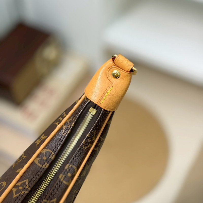 (🤍超甜分享價🤍)🏷LV 路易威登．Loop 月亮包/碗豆包 芯片款 M81098-15