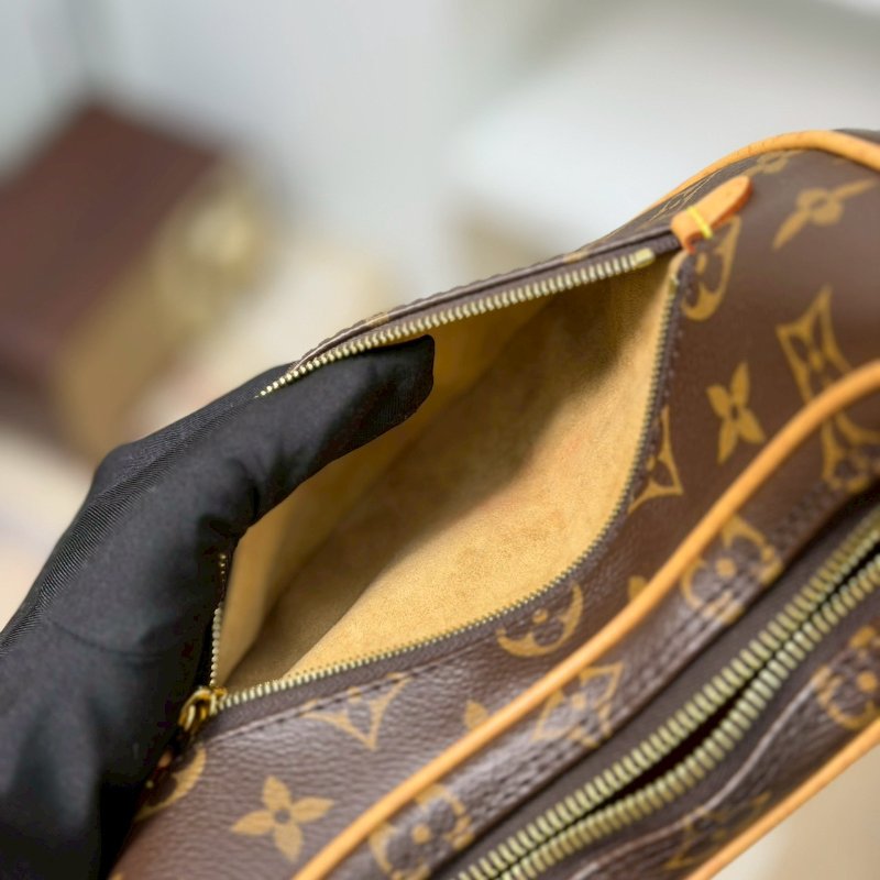 (🤍超甜分享價🤍)🏷LV 路易威登．Loop 月亮包/碗豆包 芯片款 M81098-18