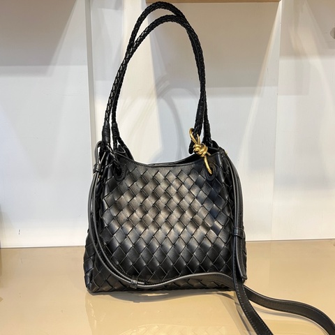 BV 黑羊皮細編織Barachute金釦肩斜背包