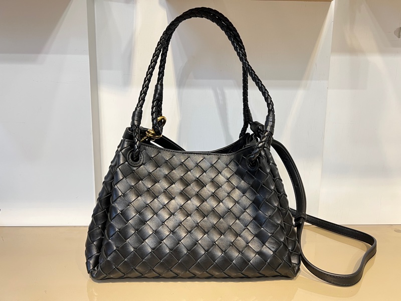 BV 黑羊皮細編織Barachute金釦肩斜背包-1