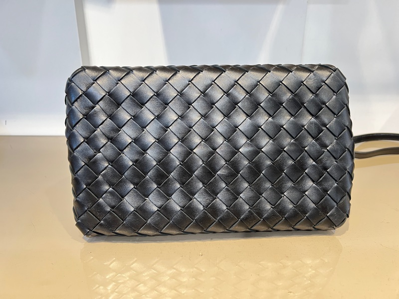 BV 黑羊皮細編織Barachute金釦肩斜背包-2