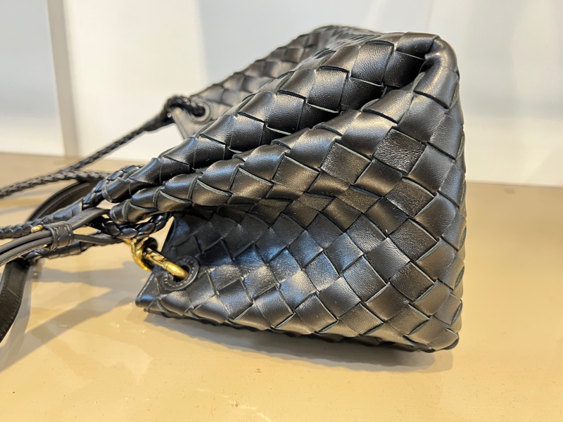 BV 黑羊皮細編織Barachute金釦肩斜背包-3