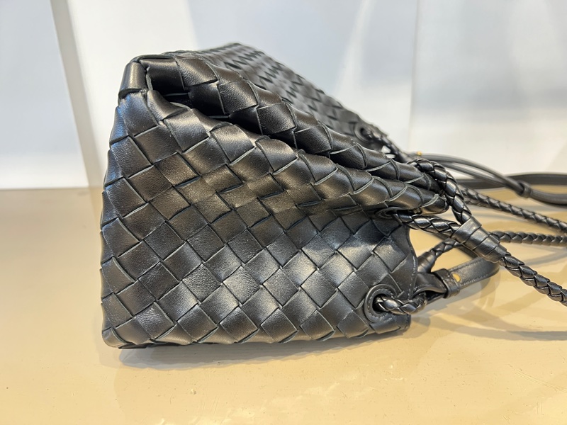 BV 黑羊皮細編織Barachute金釦肩斜背包-4